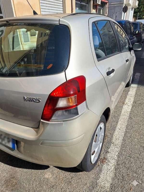 Usata Toyota Yaris 90 CV (66 kW) 2010 Argento Utilitaria