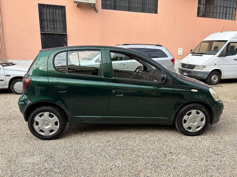 Verde Usata 2003 Toyota Yaris Sol Tre volumi | 1500 € (Ottimo prezzo) - Immagine 1/4