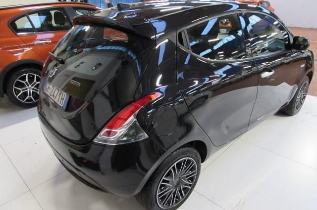 Usata Lancia Ypsilon Gold 70 CV (51 kW) 2021 Nero Utilitaria