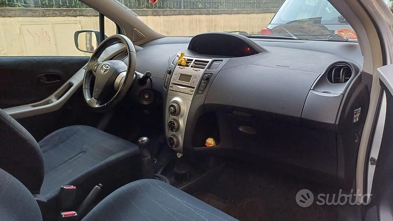 Usata Toyota Yaris 69 CV (50 kW) 2007 Grigio Utilitaria