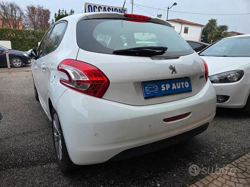 Bianco Usata 2012 Peugeot 208 Due volumi | 4900 € (Buon prezzo) - Immagine 1/4