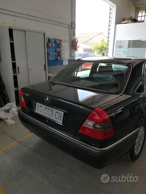 Usata Mercedes C180 122 CV (89 kW) 1996 Blu Berlina