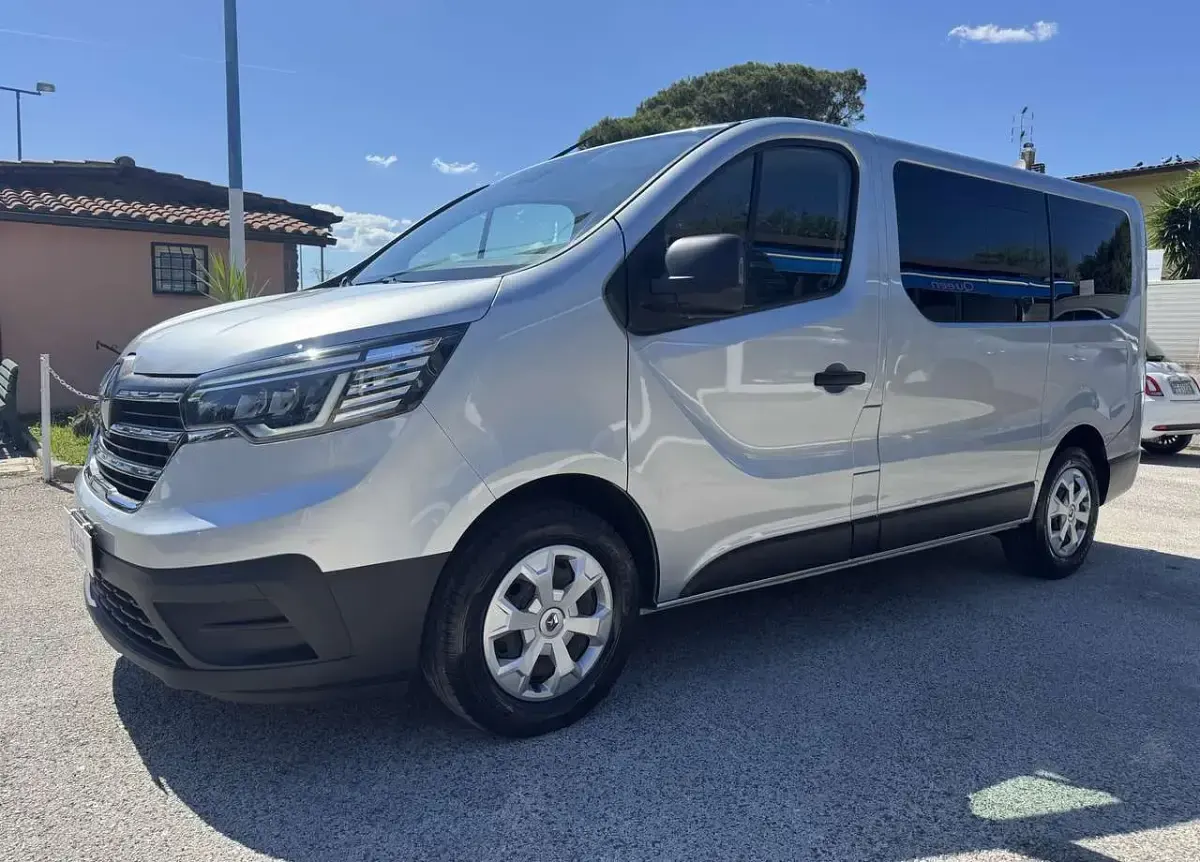 Usata Renault Trafic 150 CV (110 kW) 2023 Argento Monovolume
