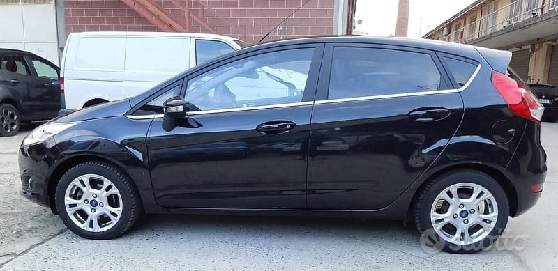 Usata Ford Fiesta 100 CV (73 kW) 2015 Nero Berlina
