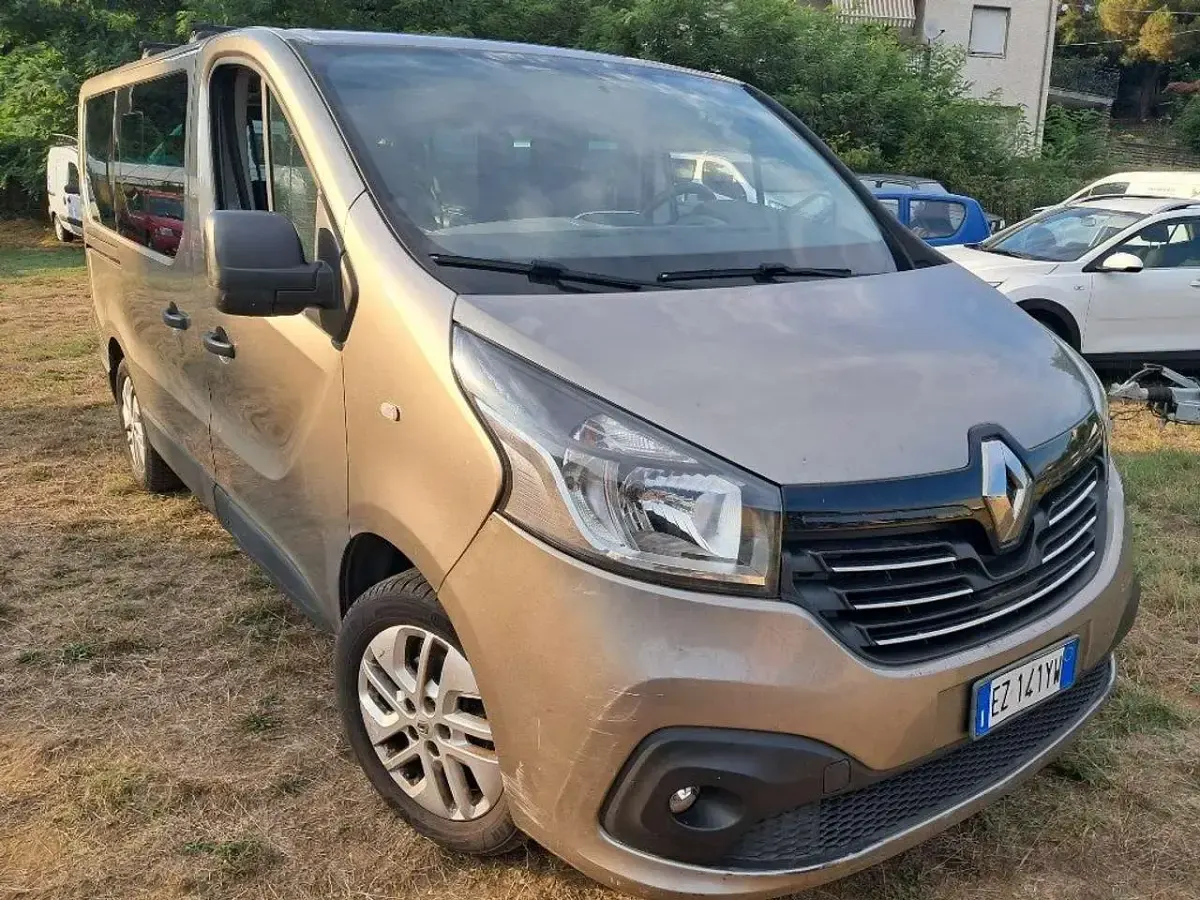 Usata Renault Trafic 140 CV (102 kW) 2016 Bronzo Monovolume