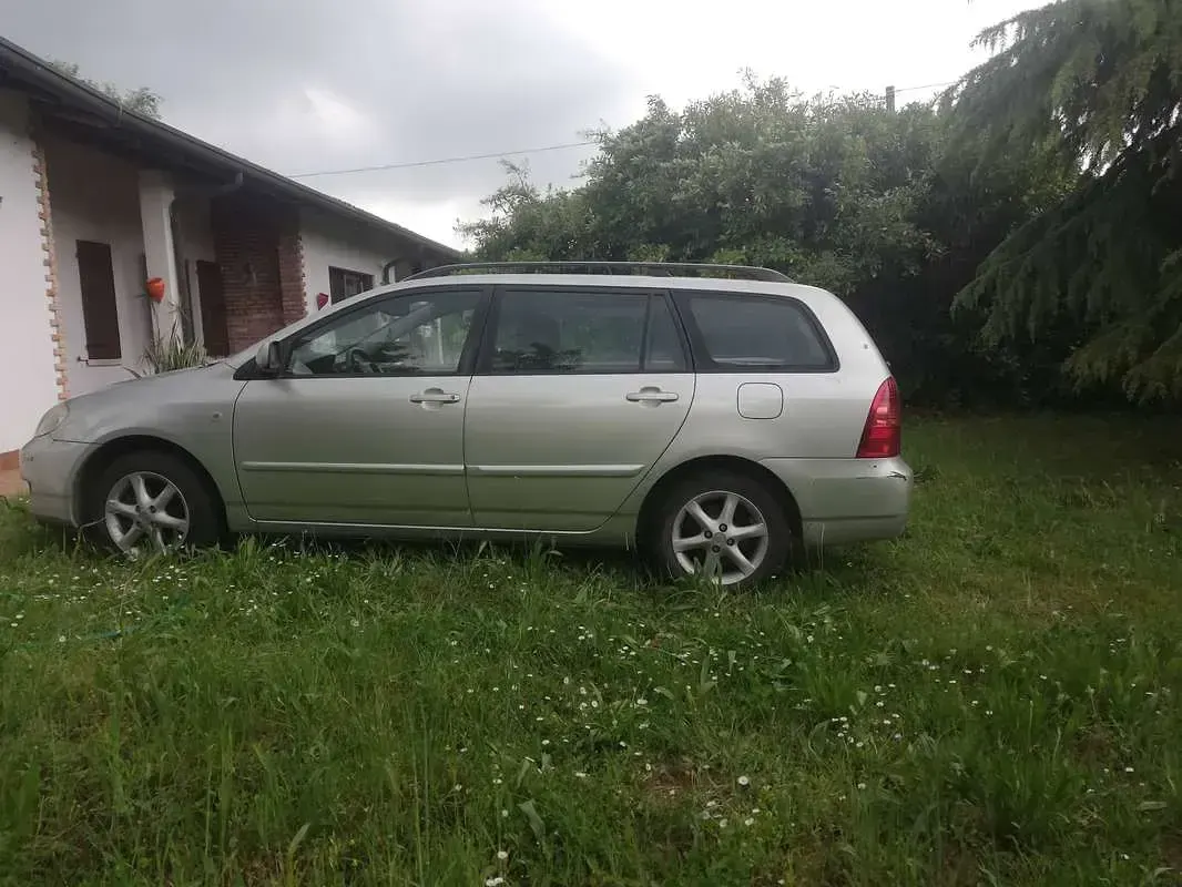 Begagnad Toyota Corolla 97 HK (71 kW) 2005 Silver Kombi