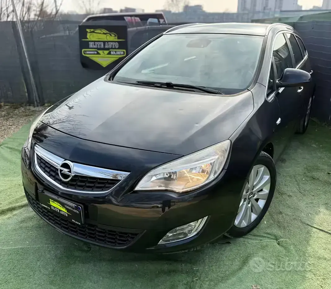 Usata Opel Astra 110 CV (80 kW) 2012 Nero Station wagon