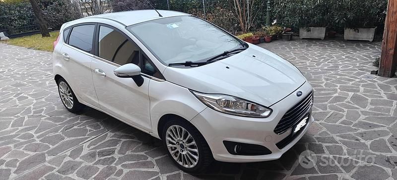 Usata Ford Fiesta 75 CV (55 kW) 2015 Bianco Utilitaria