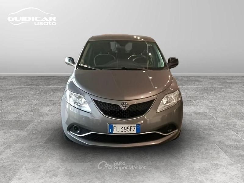 Usata Lancia Ypsilon Gold 69 CV (50 kW) 2017 Grigio metallizzato scuro Utilitaria