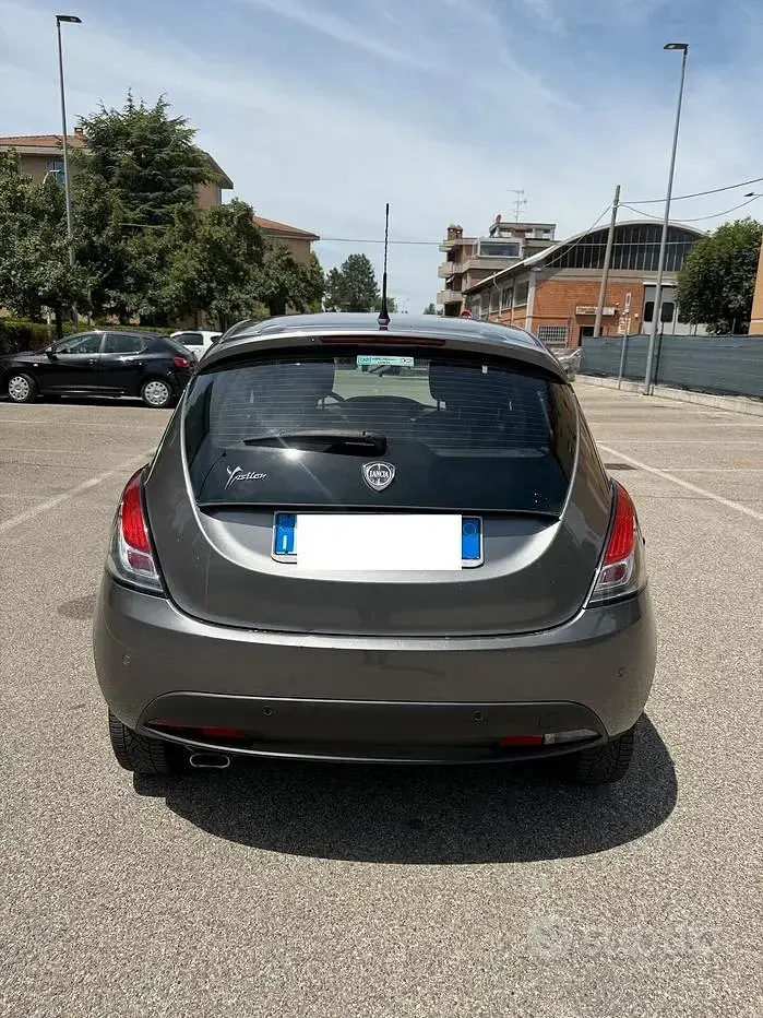 Usata Lancia Ypsilon 69 CV (50 kW) 2014 Grigio Utilitaria