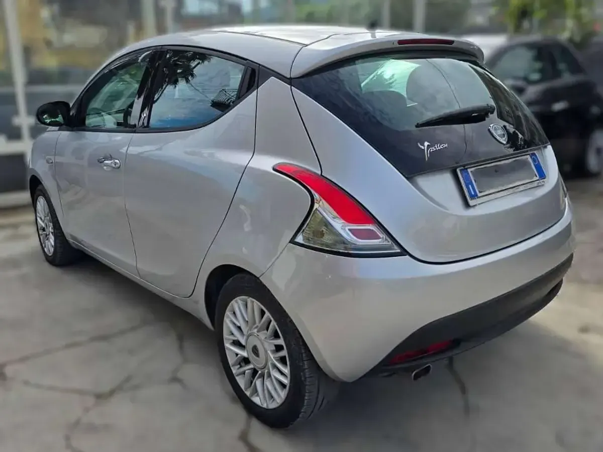 Usata Lancia Ypsilon 69 CV (50 kW) 2014 Argento Utilitaria