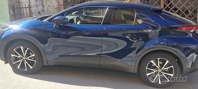 Blu Usata 2024 Toyota C-HR SUV | 28.000 € (Cara) - Immagine 1/4