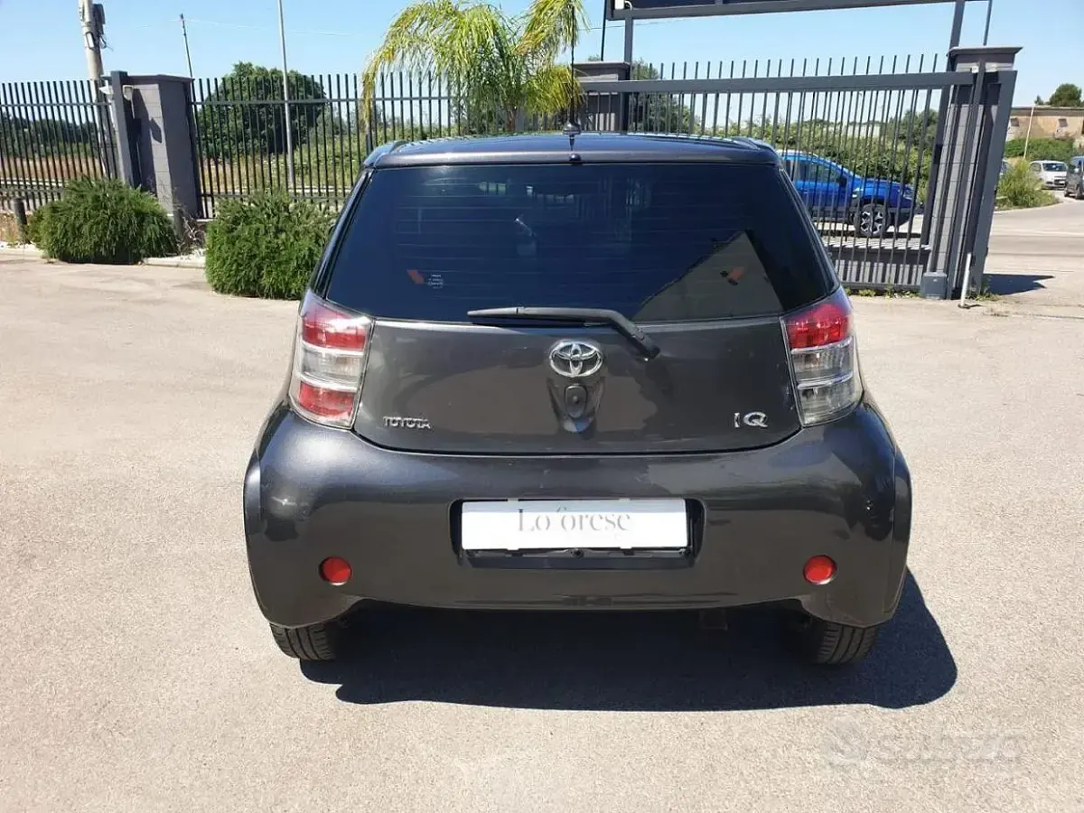 Usata Toyota iQ Executive 101 CV (74 kW) 2009 Grigio scuro metallizzato Utilitaria