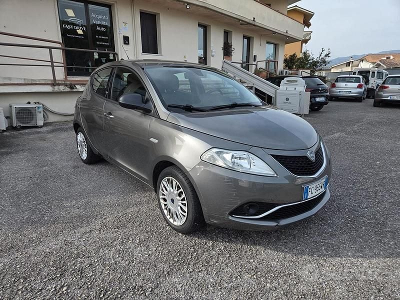Usata Lancia Ypsilon 69 CV (50 kW) 2016 Grigio Utilitaria