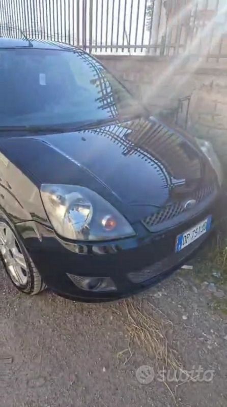 Nero Usata 2008 Ford Fiesta Due volumi | 2100 € (Buon prezzo) - Immagine 1/4
