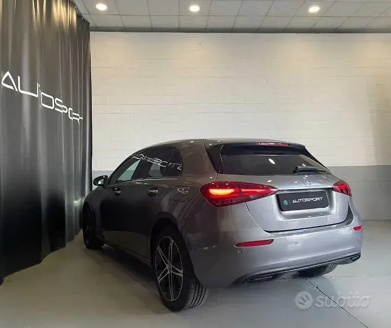 Usata Mercedes A180 Advanced Plus 116 CV (85 kW) 2025 Grigio Berlina