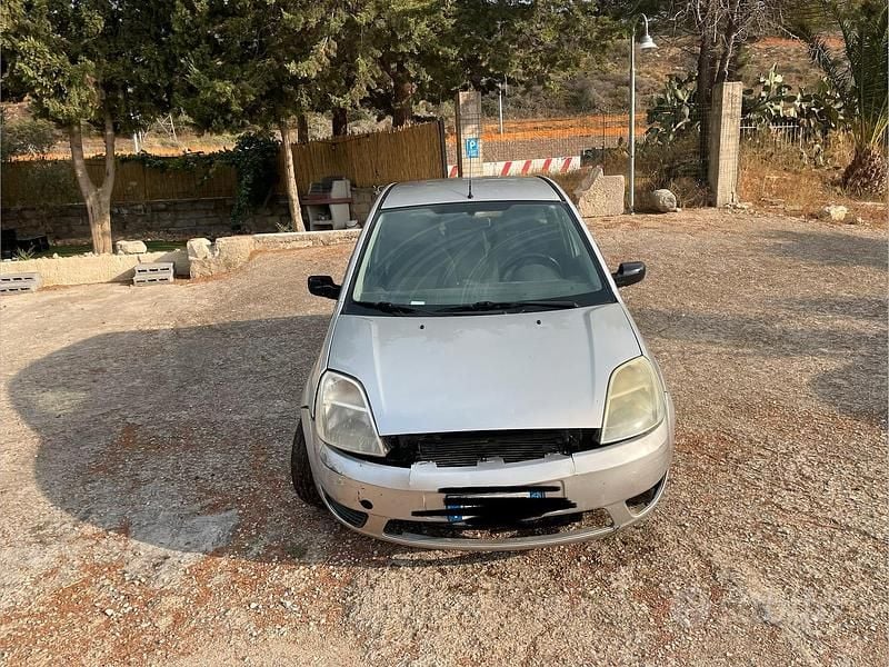 Usata Ford Fiesta 73 CV (53 kW) 2004 Grigio Utilitaria