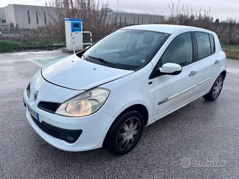 Bianco Usata 2012 Renault Clio IV Utilitaria | 2700 € (Super prezzo) - Immagine 1/4
