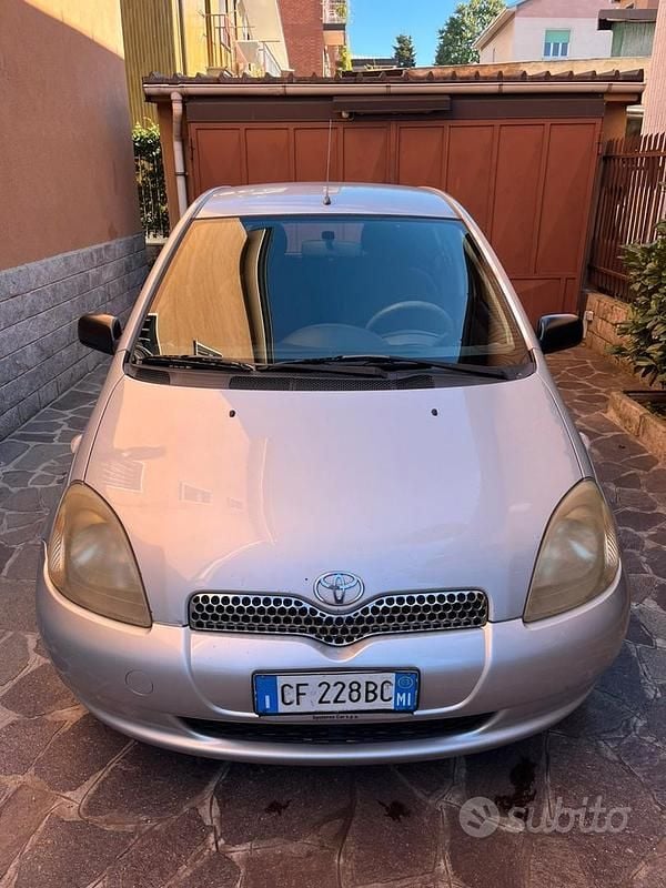 Usata Toyota Yaris Sol 75 CV (55 kW) 2003 Argento Berlina