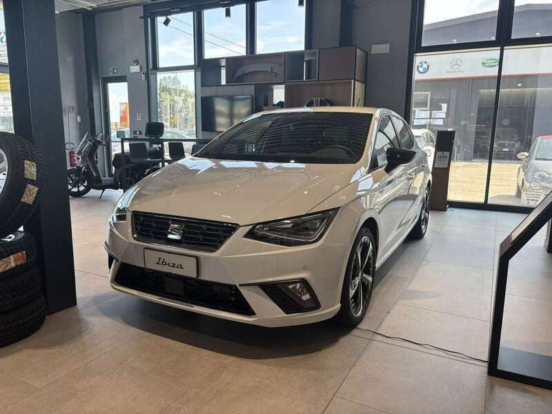 Bianco nevada Nuova 2025 Seat Ibiza FR Tre volumi | 22.300 € (Ottimo prezzo) - Immagine 1/4