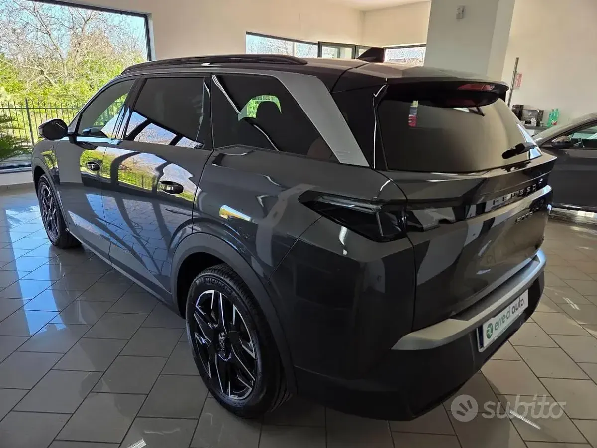 Nuova Peugeot 5008 GT 136 CV (100 kW) 2025 Grigio scuro SUV