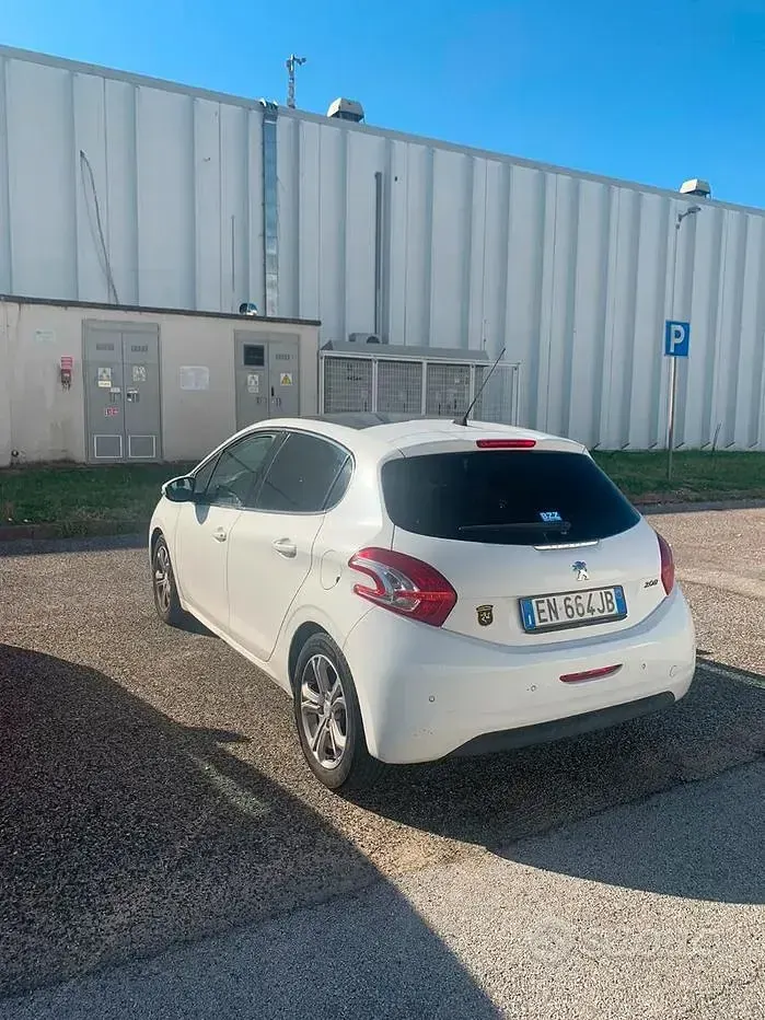Usata Peugeot 208 68 CV (50 kW) 2012 Bianco Utilitaria