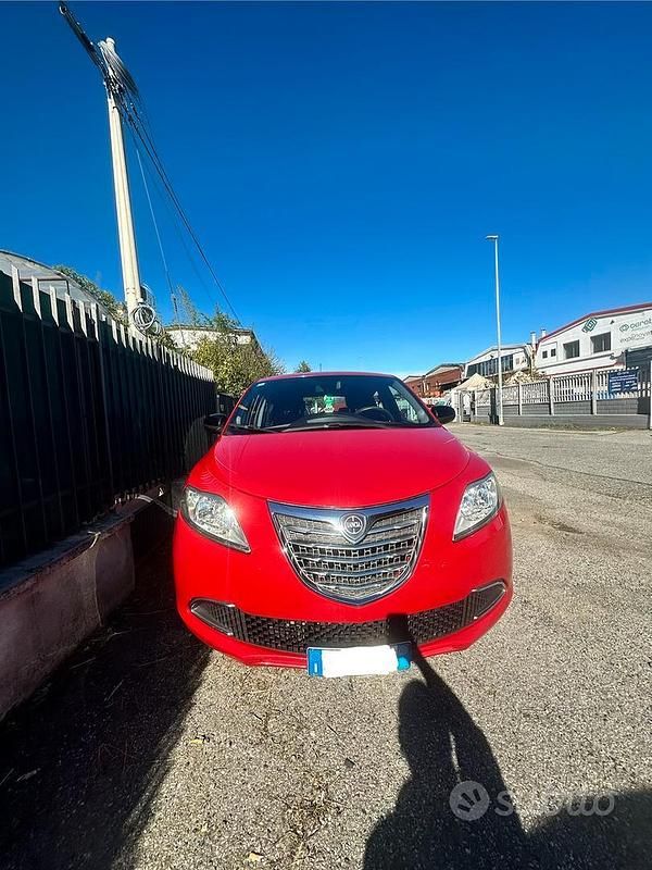 Usata Lancia Ypsilon 60 CV (44 kW) 2015 Rosso Utilitaria