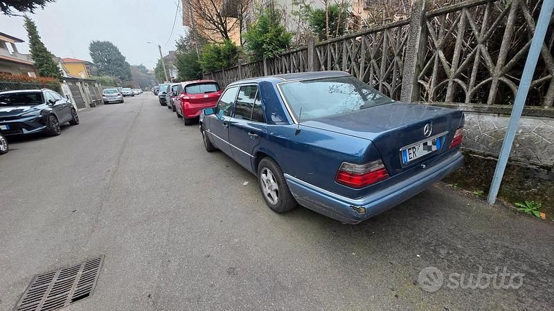 Usata Mercedes E200 1993 Blu Berlina
