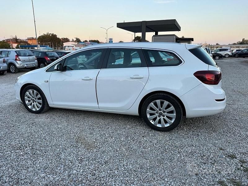 Usata Opel Astra Cosmo 110 CV (80 kW) 2011 Bianco Station wagon