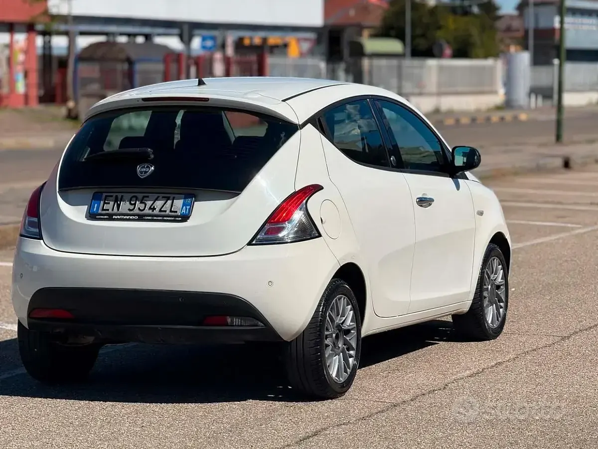 Usata Lancia Ypsilon 69 CV (50 kW) 2012 Bianco Utilitaria