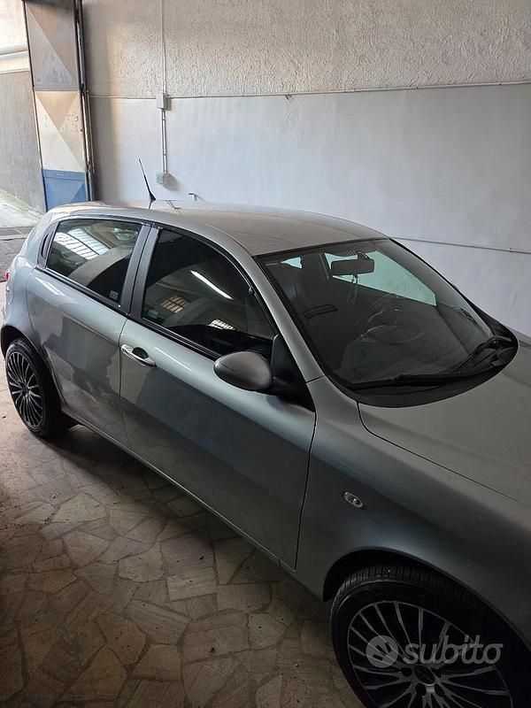 Usata Alfa Romeo 147 115 CV (84 kW) 2002 Grigio Utilitaria