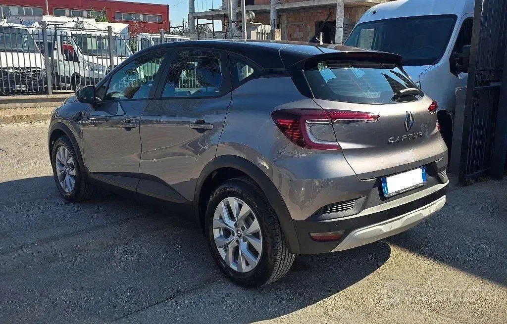 Usata Renault Captur Business 101 CV (74 kW) 2022 Grigio SUV