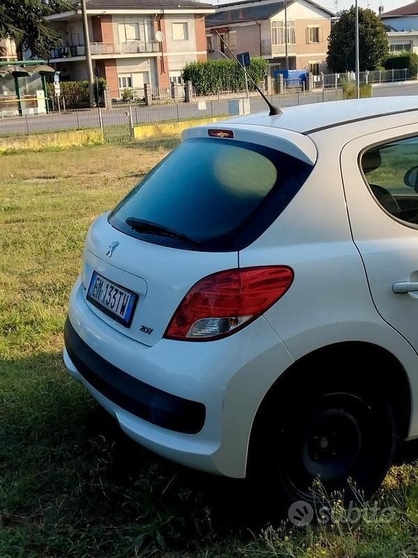 Usata Peugeot 207 73 CV (53 kW) 2012 Bianco Utilitaria