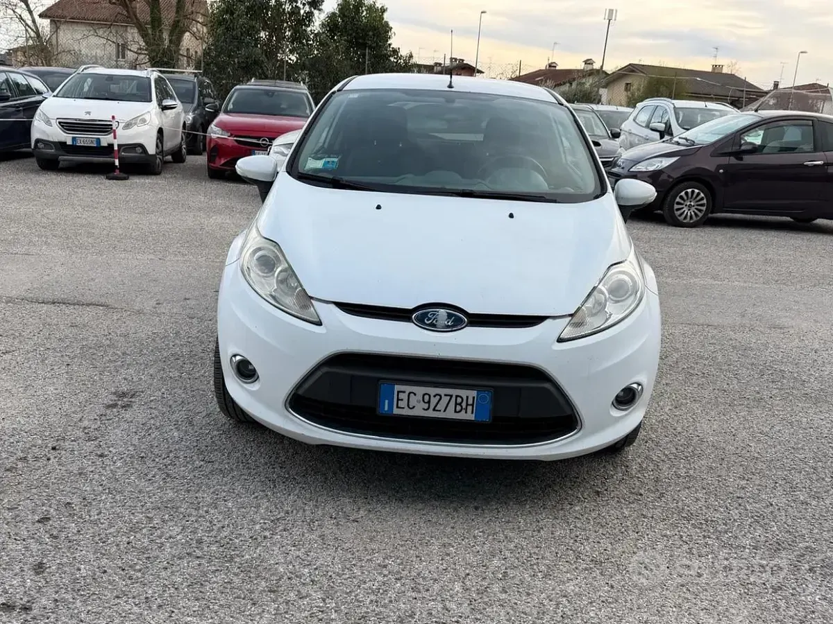 Usata Ford Fiesta 90 CV (66 kW) 2010 Bianco Berlina