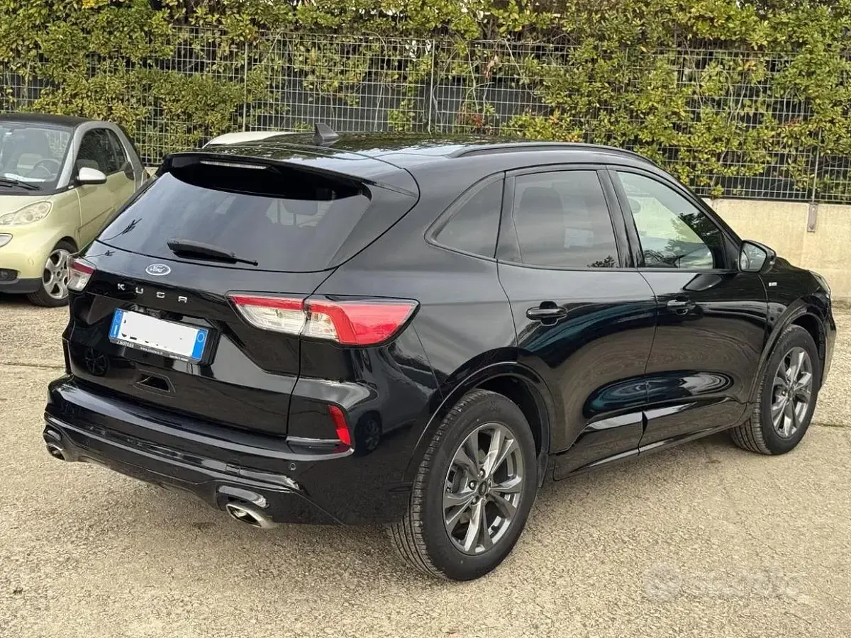 Usata Ford Kuga 120 CV (88 kW) 2021 Nero SUV