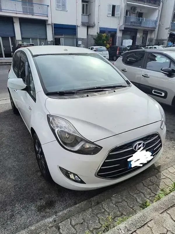 Usata Hyundai ix20 Comfort 90 CV (66 kW) 2015 Bianco Utilitaria