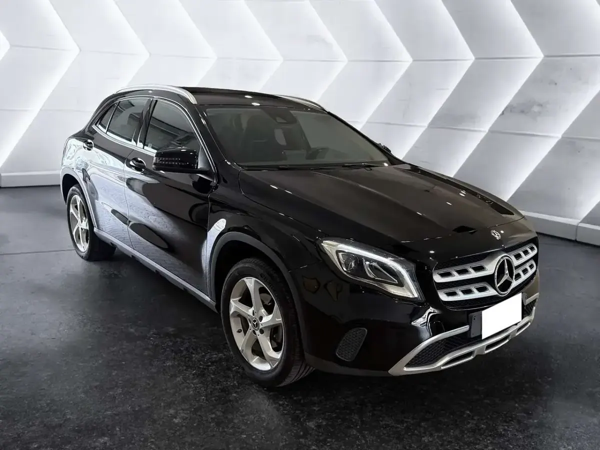 Käytetty Mercedes GLA180 109 HP (80 kW) 2018 Musta Katumaasturi