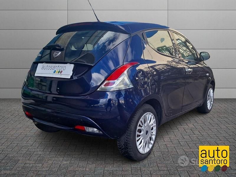 Usata Lancia Ypsilon Silver 69 CV (50 kW) 2017 Blu Utilitaria