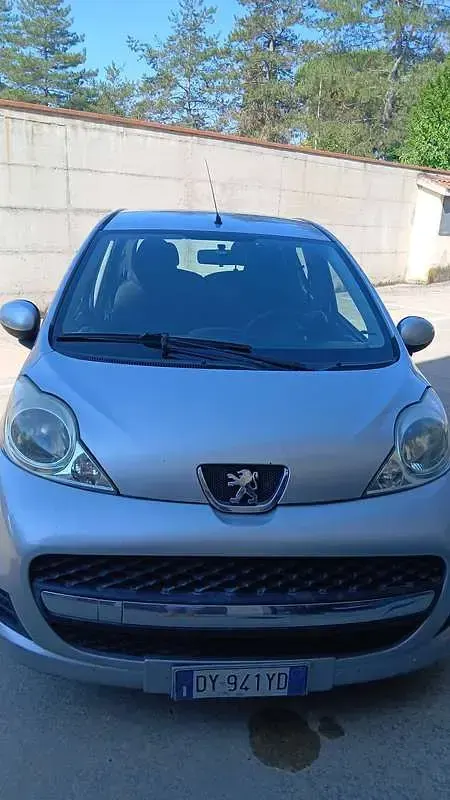 Usata Peugeot 107 Active 68 CV (50 kW) 2009 Argento Utilitaria