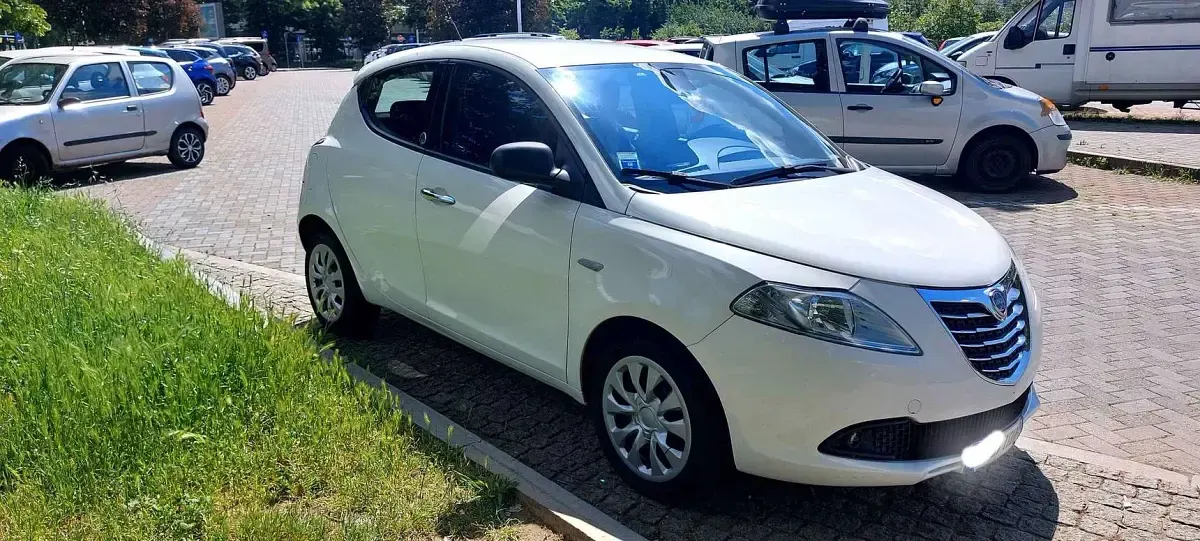 Usata Lancia Ypsilon Gold 69 CV (50 kW) 2013 Bianco Utilitaria