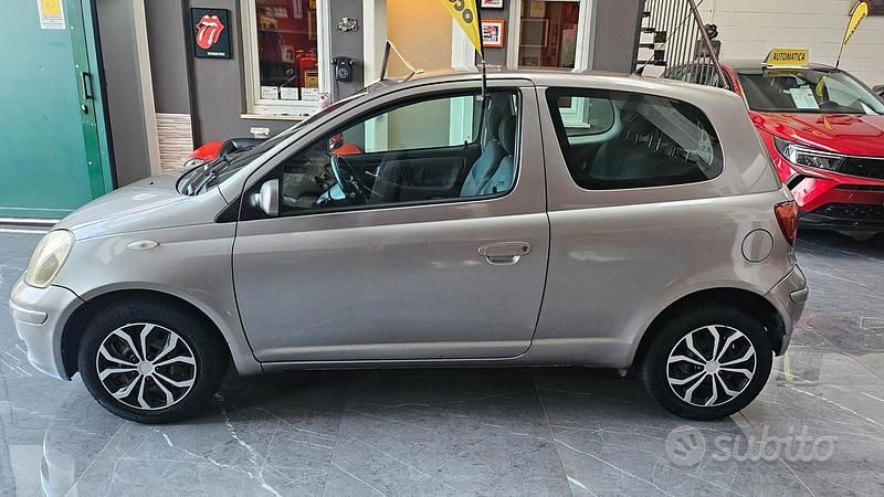 Usata Toyota Yaris 65 CV (47 kW) 2004 Grigio Berlina