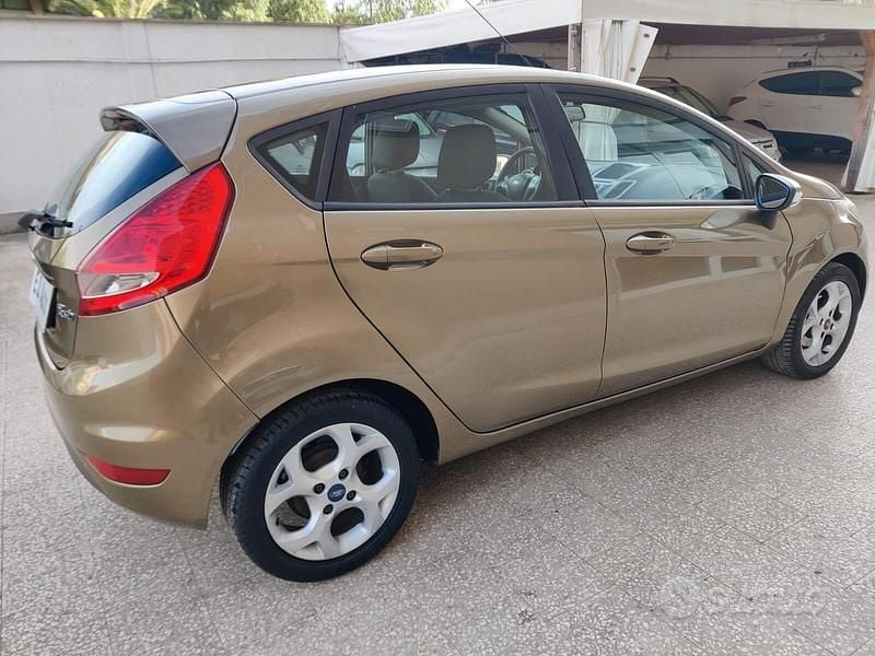 Usata Ford Fiesta Titanium 70 CV (51 kW) 2011 Giallo Utilitaria