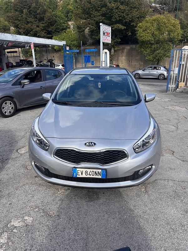 Grigio Usata 2014 Kia Ceed Due volumi | 3900 € (Super prezzo) - Immagine 1/4