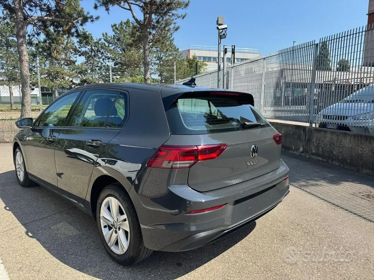 Usata VW Golf VIII Life 116 CV (85 kW) 2024 Grigio pastello Berlina