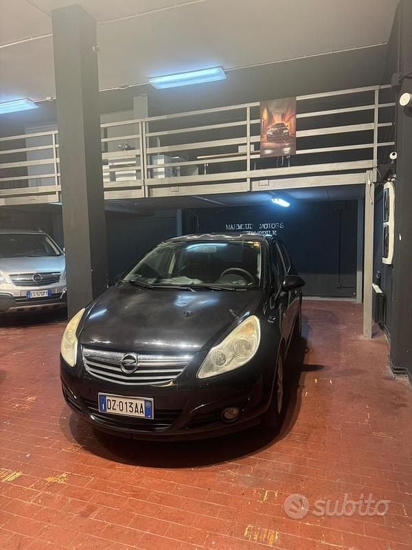 Usata Opel Corsa Cosmo 90 CV (66 kW) 2009 Nero Berlina