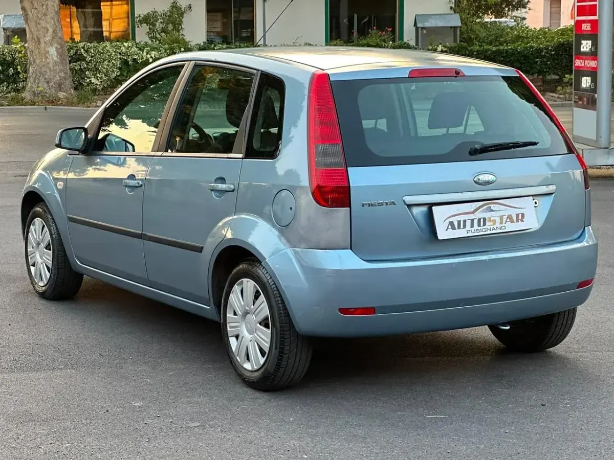 Usata Ford Fiesta Collection 75 CV (55 kW) 2005 Argento Utilitaria