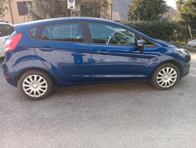 Usata Ford Fiesta 100 CV (73 kW) 2016 Blu Berlina