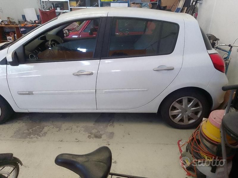 Usata Renault Clio II 75 CV (55 kW) 2010 Bianco Berlina