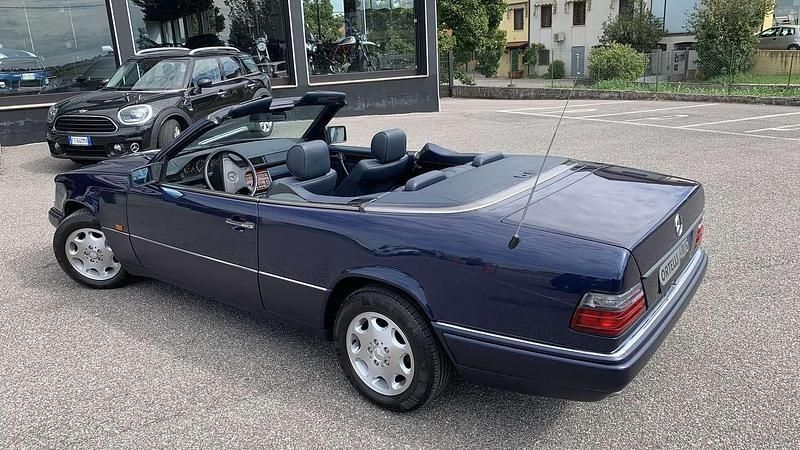 Usata Mercedes 200 136 CV (100 kW) 1995 Blu/azzurro Cabrio