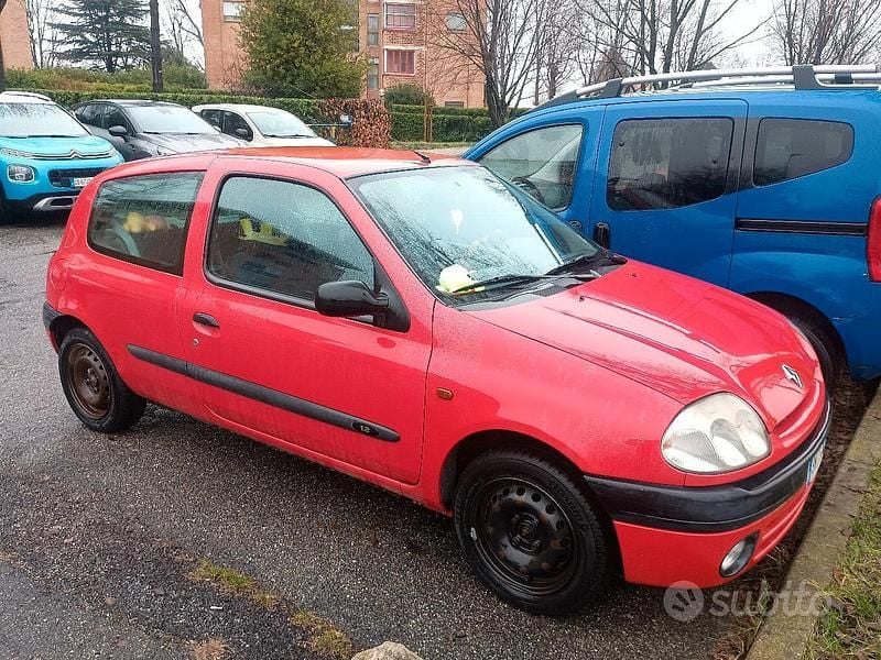 Usata Renault Clio II 2001 Rosso Utilitaria